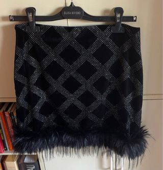 Preciosa Falda negra pedrería y pompon 