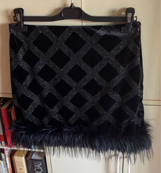 Preciosa Falda negra pedrería y pompon 