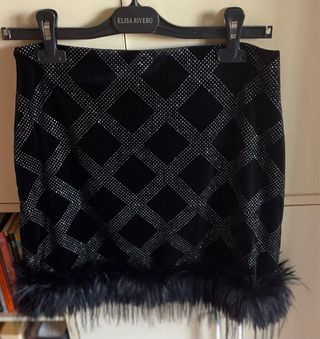 Preciosa Falda negra pedrería y pompon 