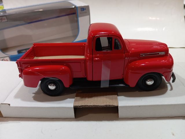 Ford F-1 Pick Up 1:24 roja