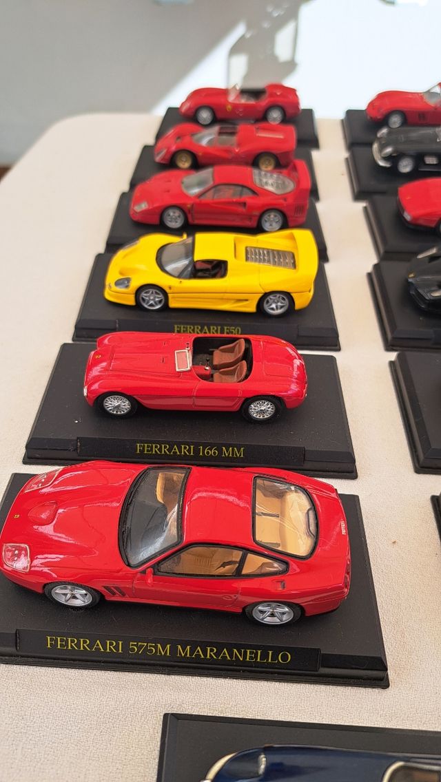Vendo colección de 20 Miniaturas Ferrari