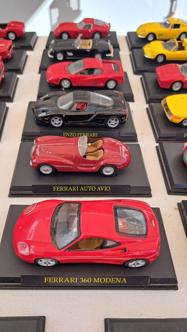 Vendo colección de 20 Miniaturas Ferrari