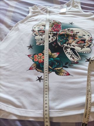 Camiseta blanca calaveras