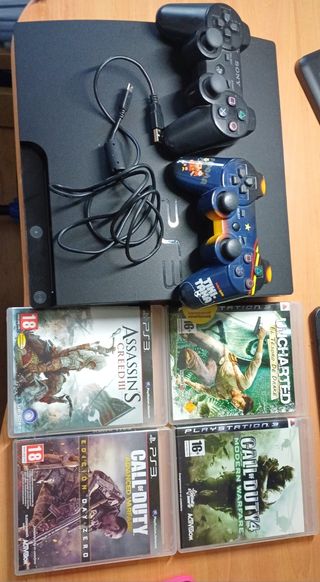 PS3 (PlayStation 3) con 2 mandos y 2 juegos