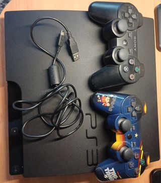 PS3 (PlayStation 3) con 2 mandos y 2 juegos