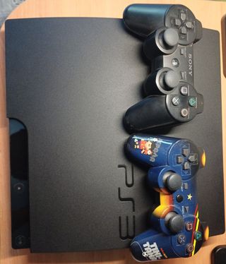 PS3 (PlayStation 3) con 2 mandos y 2 juegos