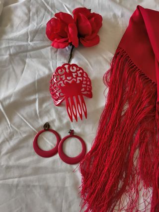 TRAJE ROCIERO CON MANTONCILLO Y COMPLEMENTOS