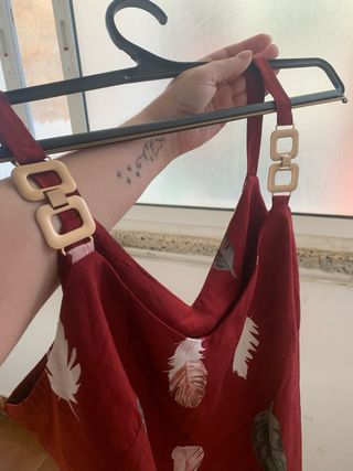 Top rojo estampado plumas