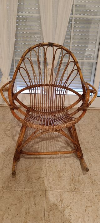 Mecedora mimbre marrón vintage