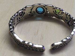 Brazalete plateada con piedras naturales
