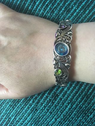 Brazalete plateada con piedras naturales