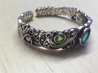 Brazalete plateada con piedras naturales