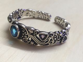 Brazalete plateada con piedras naturales