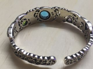 Brazalete plateada con piedras naturales