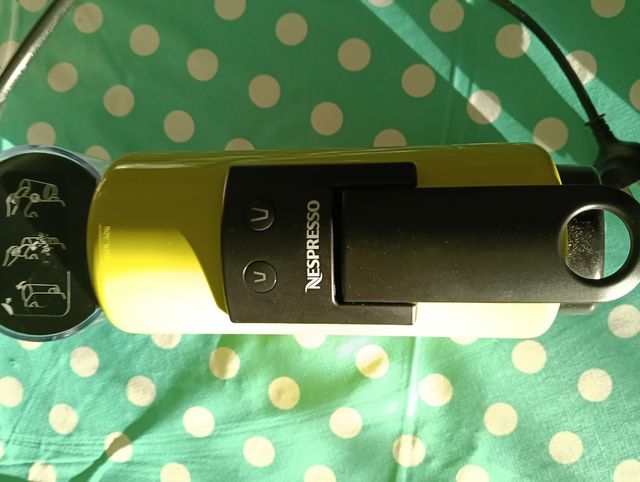 Cafetera Nespresso Essenza mini Lime
