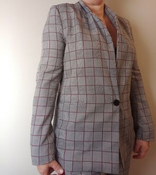 Traje chaqueta mujer gris-rojo. Está nuevo.