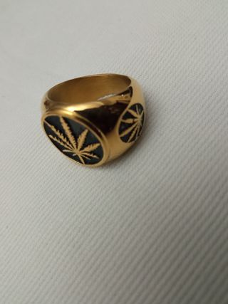 Anillo dorado cannabis