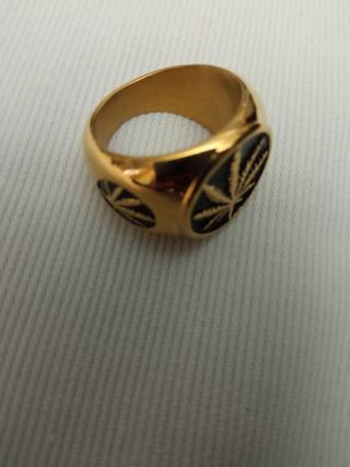Anillo dorado cannabis