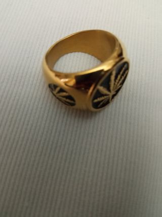 Anillo dorado cannabis