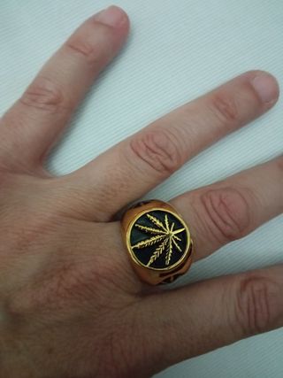Anillo dorado cannabis