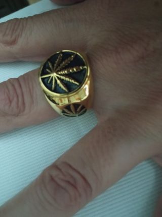 Anillo dorado cannabis