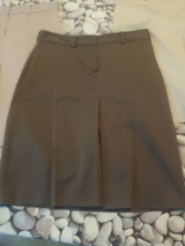 Faldas tubo: beige, marrón y rosa.