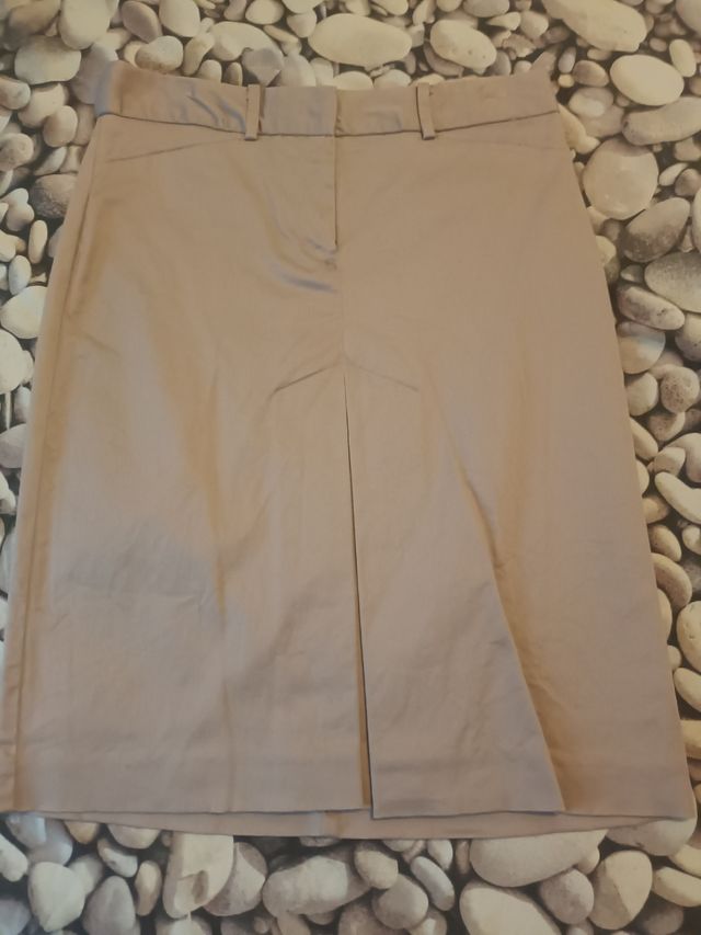 Faldas tubo: beige, marrón y rosa.