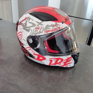 Casco integral y chaqueta de moto