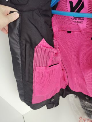 Casco integral y chaqueta de moto