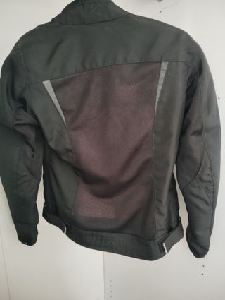 Casco integral y chaqueta de moto