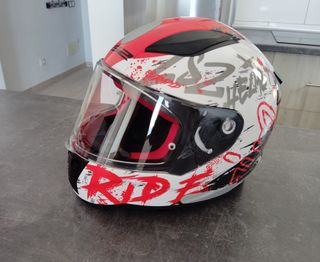 Casco integral y chaqueta de moto