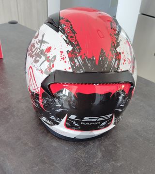 Casco integral y chaqueta de moto