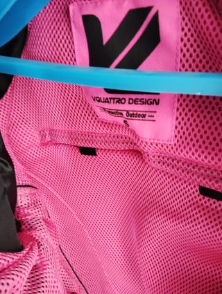 Casco integral y chaqueta de moto