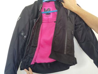 Casco integral y chaqueta de moto