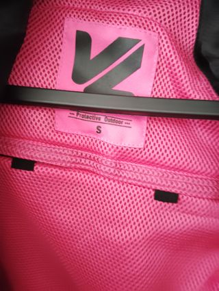 Casco integral y chaqueta de moto