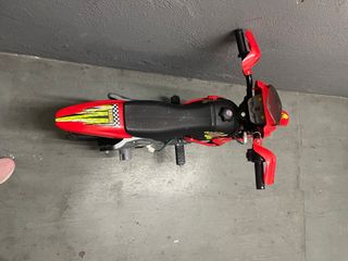 Moto eléctrica infantil Feber roja.