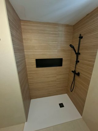 Realizamos trabajos de albañilería y fontanería.