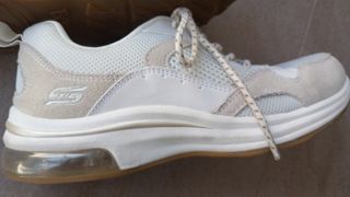 Zapatillas Skechers blancas y beige