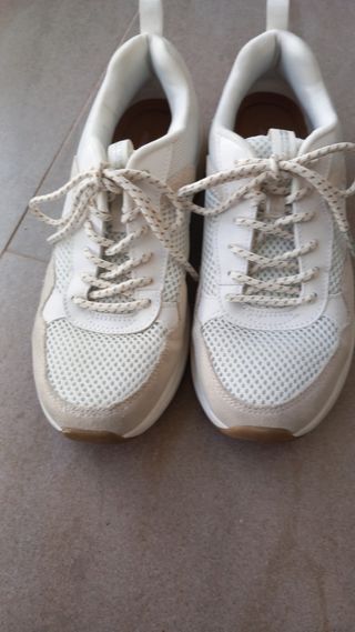 Zapatillas Skechers blancas y beige