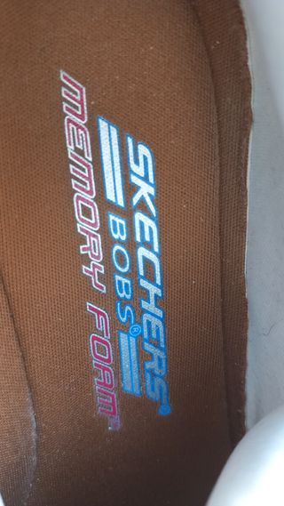 Zapatillas Skechers blancas y beige