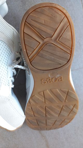 Zapatillas Skechers blancas y beige