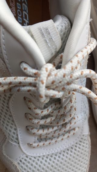 Zapatillas Skechers blancas y beige