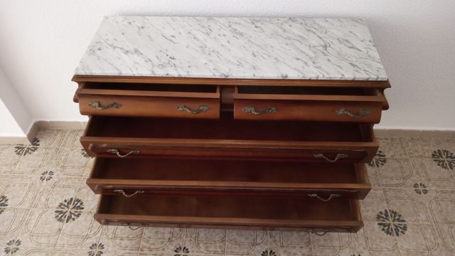 Cómoda cajonera de madera antigua 