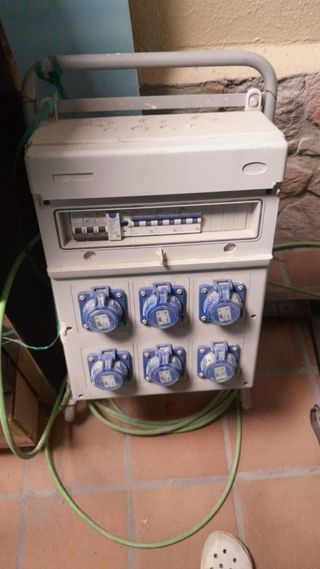 Electricista + técnico comunicación + informático 