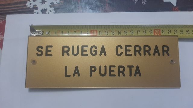 Cartel para puerta, 23 x 8 cm.