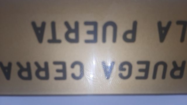 Cartel para puerta, 23 x 8 cm.