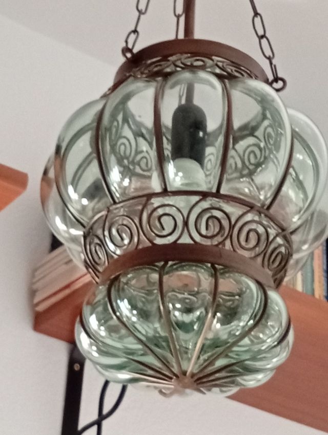 Lámpara vintage cristal, con adornos en metal.