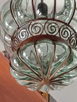 Lámpara vintage cristal, con adornos en metal.