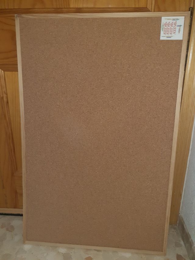 Tabla de corcho con marco de madera