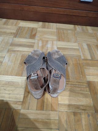 Sandalias cuña marrón